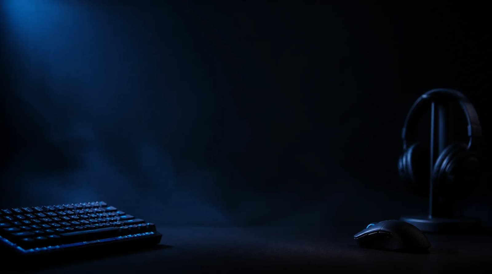 Teclado, mouse y audífonos gamer sobre fondo oscuro